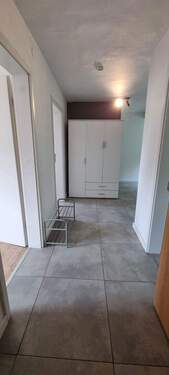 Großer Flur mit Kleiderschrank - 