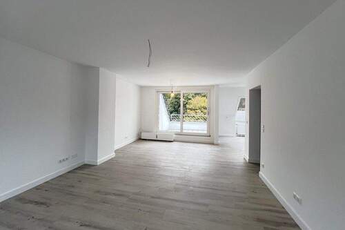 Wohnbereich - Dach-Schlösschen in Heisingen! Moderne 3½-R.-DG-Wohnung mit Balkon in ruhiger Seitenstraße