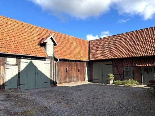 Nebengebäude mit Innenhof - 