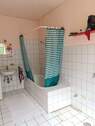 Bad mit Wanne u. WC im EG - 
