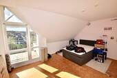 Schlafzimmer im Dachgeschoss - 6 Zimmer Einfamilienhaus in Eisingen