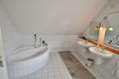 Badezimmer mit Wanne... - 