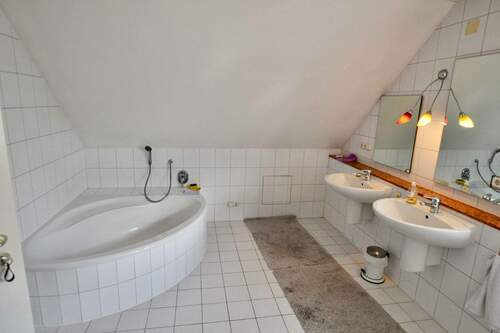 Badezimmer mit Wanne... - 