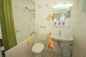 Badezimmer mit Wanne - 