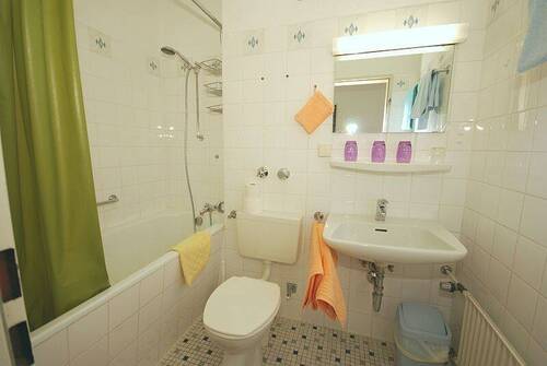 Badezimmer mit Wanne - 