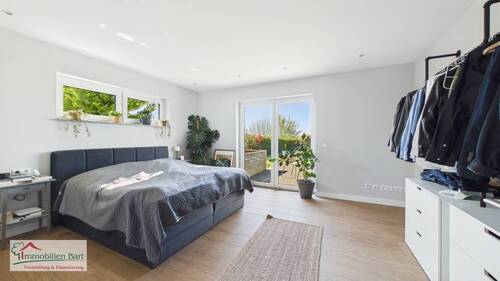 Elternschlafzimmer mit Zugang zur Terrasse - 