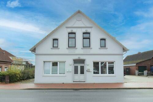 Straßenansicht - Mehrfamilienhaus mit vier Wohneinheiten in Zetel.