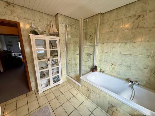Bad mit Wanne und Dusche.jpeg - 