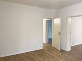 Zimmer 4 mit Durchgang zum WZ - 