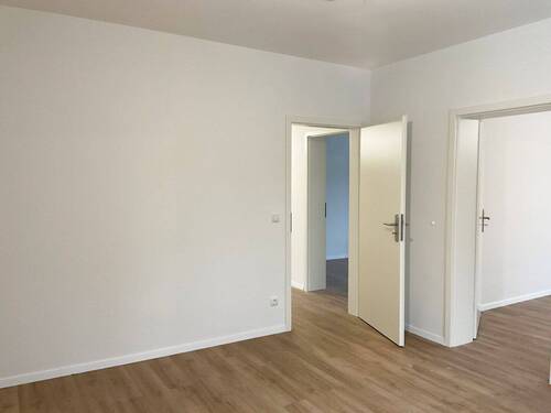 Zimmer 4 mit Durchgang zum WZ - 