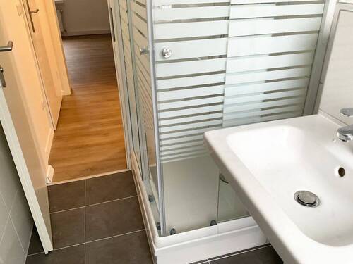 Bad mit Dusche - 