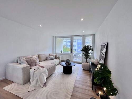 Wohnbereich - Hochwertige, sanierte 3,5-Zimmer-Etagenwohnung mit Südbalkon und Stellplatz in Göppingen
