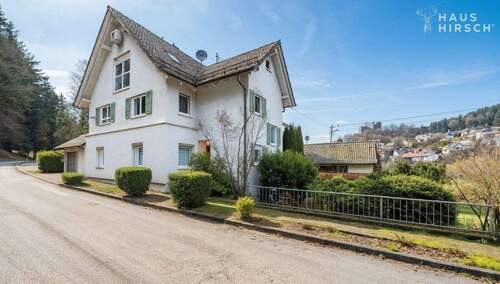 Haus von Außen - Gepflegtes Zweifamilienhaus mit 1.400 m² Grundstück, Baden-Baden-Ebersteinburg. Natur- und stadtnah!