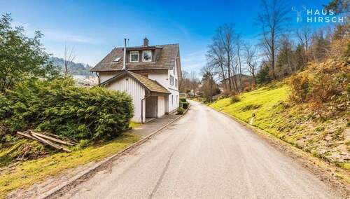 Haus von Außen mit den Garagen - 7 Zimmer Mehrfamilienhaus, Wohnhaus in Baden-Baden