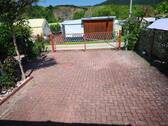 Hofeinfahrt mit Stellplatz - 