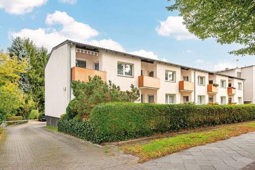 Hausansicht vorne - Sanierungsbedürftige 2-Zimmerwohnung mit großem Potenzial