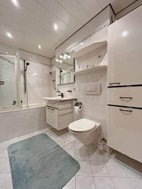 Weiß gefliestes Bad - 