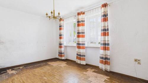 Wohnzimmer - 7 Zimmer Einfamilienhaus in Irsch