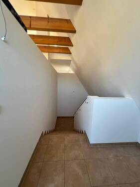 Treppenaufgang gehört schon zur Wohnung - 