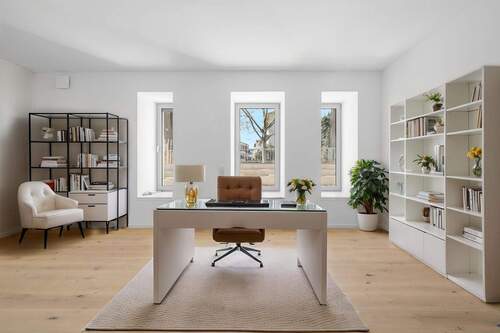 Home Office Einrichtungsbeispiel - IHR PRIVATES REFUGIUM - mit Terrasse und eigenem Eingang