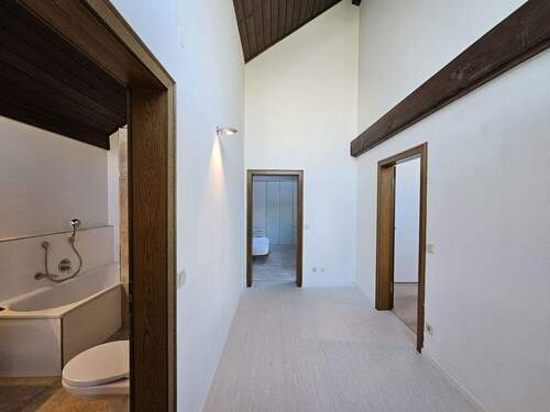 Flur OG mit Blick ins Bad und in die 2 Schlafzimmer - 