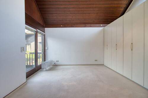 Schlafzimmer mit überdachtem Balkon - 