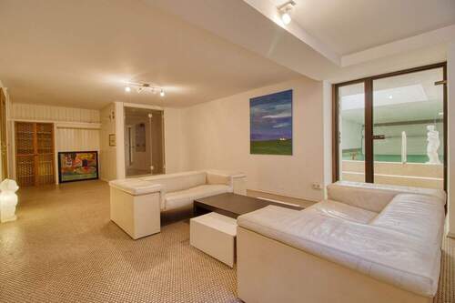 Wellnessbereich mit Schwimmbad und Dusche - 