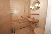 Badezimmer mit Wanne - 