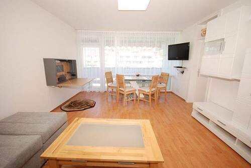 Wohnzimmer - Drei-Zimmer-Wohnung in ruhiger zentraler Lage komplett möbliert und ausgestattet