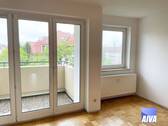 Wohnzimmer mit Balkon - 