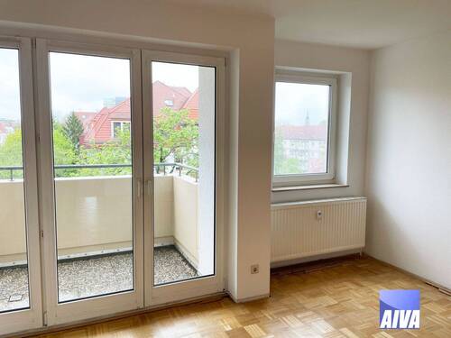 Wohnzimmer mit Balkon - 