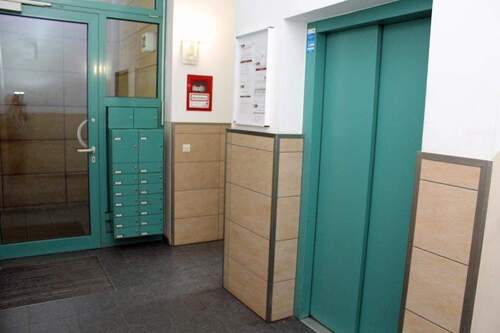 Treppenhaus mit Lift - 2 Zimmer Etagenwohnung zur Miete in Dresden