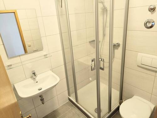 Gäste-WC mit Dusche - 