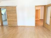 Wohnen mit Zugang zur Küche und Diele - 