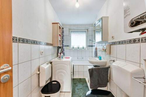 Bad mit Fenster & Wanne - 