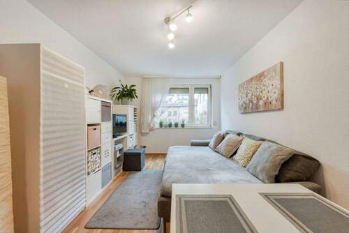 Wohnen - +++ Nahe BOSCHPORSCHEMAHLEWaldS-Bahn - Hochparterre (Erdgeschoss) ohne Balkon - teilmodernisiert - inkl. Einbaukü...