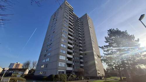 Strassenansicht - 2-ZKB mit Balkon, Aufzug & Top-Anbindung - attraktiv für Eigennutzer und Anleger in gesuchter Lage von Steinberg