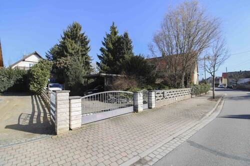 Hausansicht Straßenseite - Im Sommer am Pool, im Winter am Kamin: Einfamilienhaus mit barrierefreier Einliegerwohnung