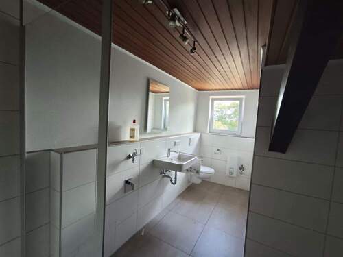 Badezimmer mit Dusche - Etagenwohnung mit 75,00 m² in Saarlouis zur Miete