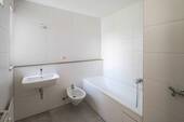 Bad mit Badewanne und Waschmaschinenanschluss - 