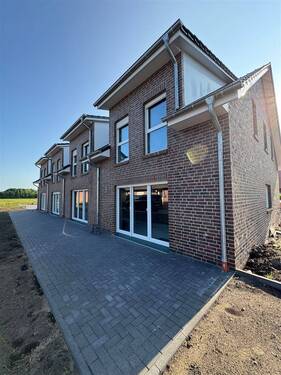 Seitenansicht - Neubau Doppelhaushälften in zentraler Lage von Ostrhauderfehn!