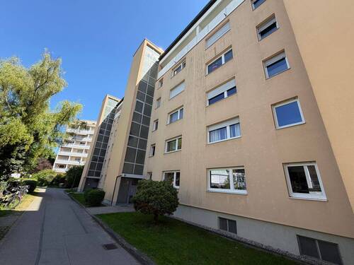 Hausansicht, Zuweg.JPG - 2 Zimmer Etagenwohnung zum Kaufen in Landshut