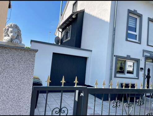 Hausansicht vorne (2).JPEG - Luxus trifft Gemütlichkeit – Einfamilienhaus mit Sauna & Wintergarten in Frankfurt
