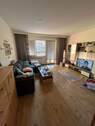 Wohnzimmer mit Balkonzutritt - 2 Zimmer Etagenwohnung in Buxtehude