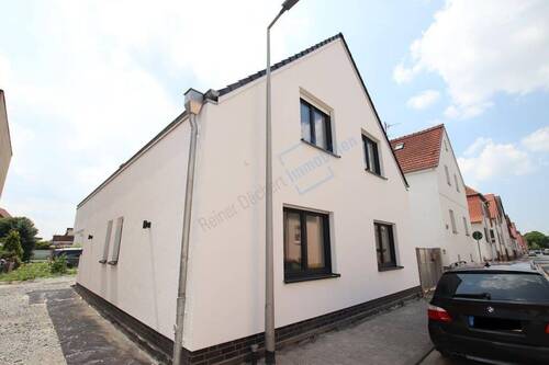 HAUS UND ZUFAHRT - 