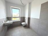 Modernes Badezimmer mit Fenster - 