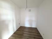 Leeres Zimmer mit Parkettboden - 