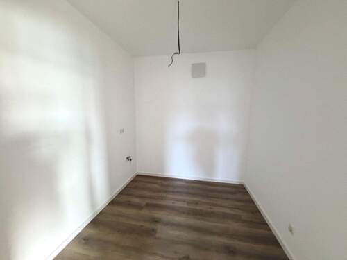 Leeres Zimmer mit Parkettboden - 