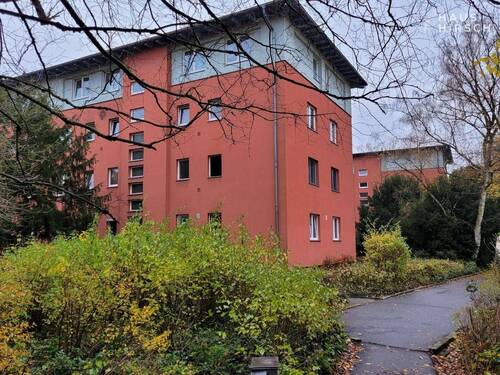 Hausansicht - Bezugsfertiger Wohntraum in Reinickendorf: 3-Zimmer-Wohnung im Grünen mit Südbalkon und Parkplatz