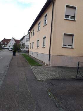 Haus zur Strassenseite - 3 Zimmer Etagenwohnung zur Miete in Oberndorf